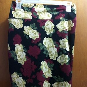 Beautiful Cassie size small black w/ roses